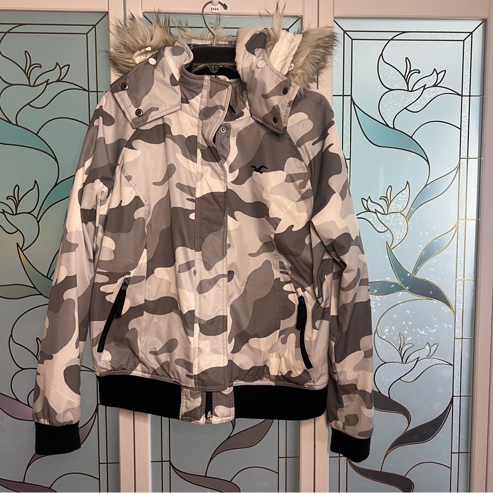 Hollister Gray Camo Puffer Jacket- with removal fur trim- Size Large